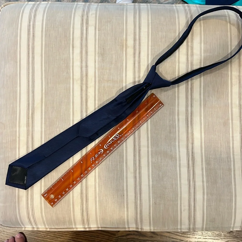 Egara zip tie navy. Great condition